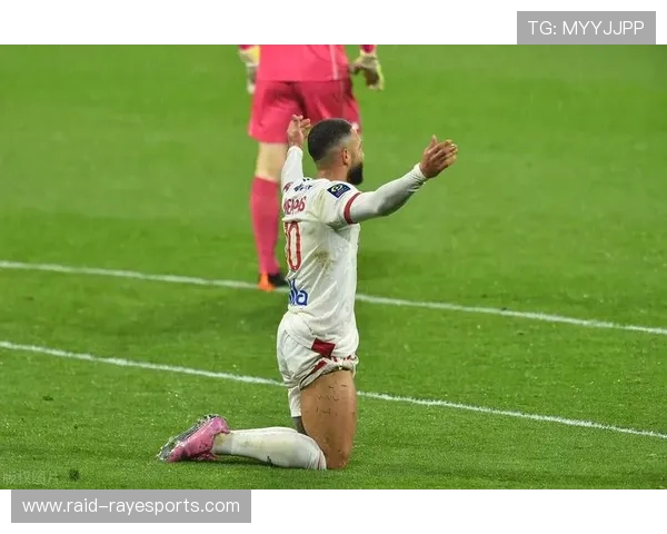 腿长一短的足球球星如何通过独特的身体优势成就职业生涯的辉煌